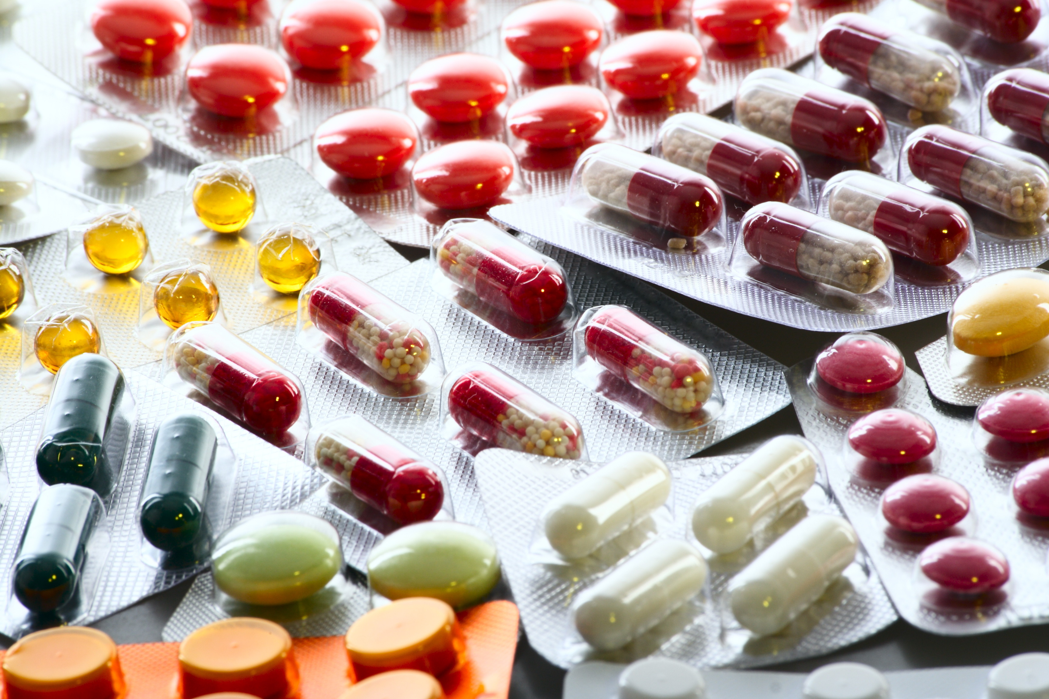 Просроченные витамины можно принимать. Лекарства. Лекарственный препарат это в фармакологии. Медикаментозная терапия. Импортные лекарства.