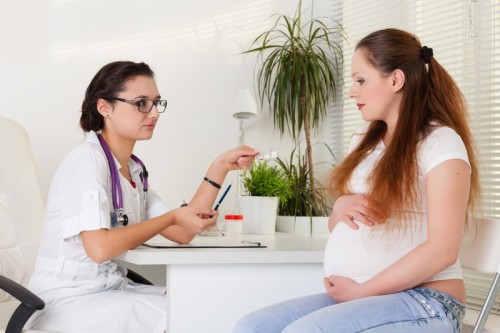Беременная женщина на приеме у врача- гинеколога в женской консультации