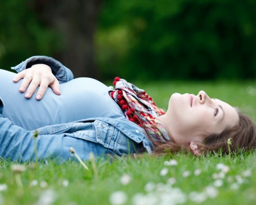 Беременная-женщина-лежит-на-траве