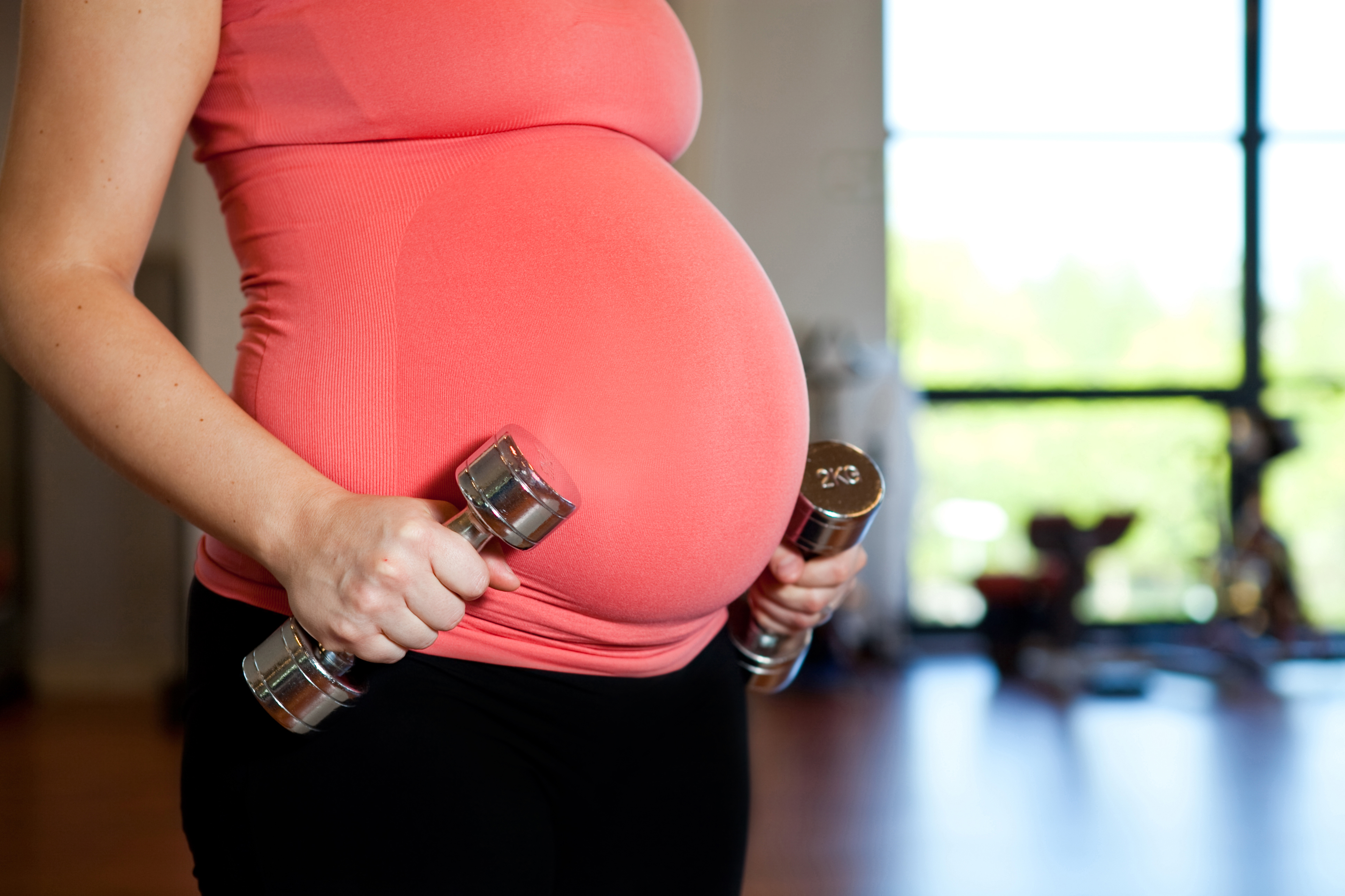 Заниматься спортом при беременности. Беременность и спорт. Спорт для беременных. Беременные женщины и спорт.