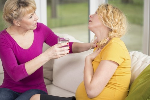 Mum caring about pregnant daughter feeling bad