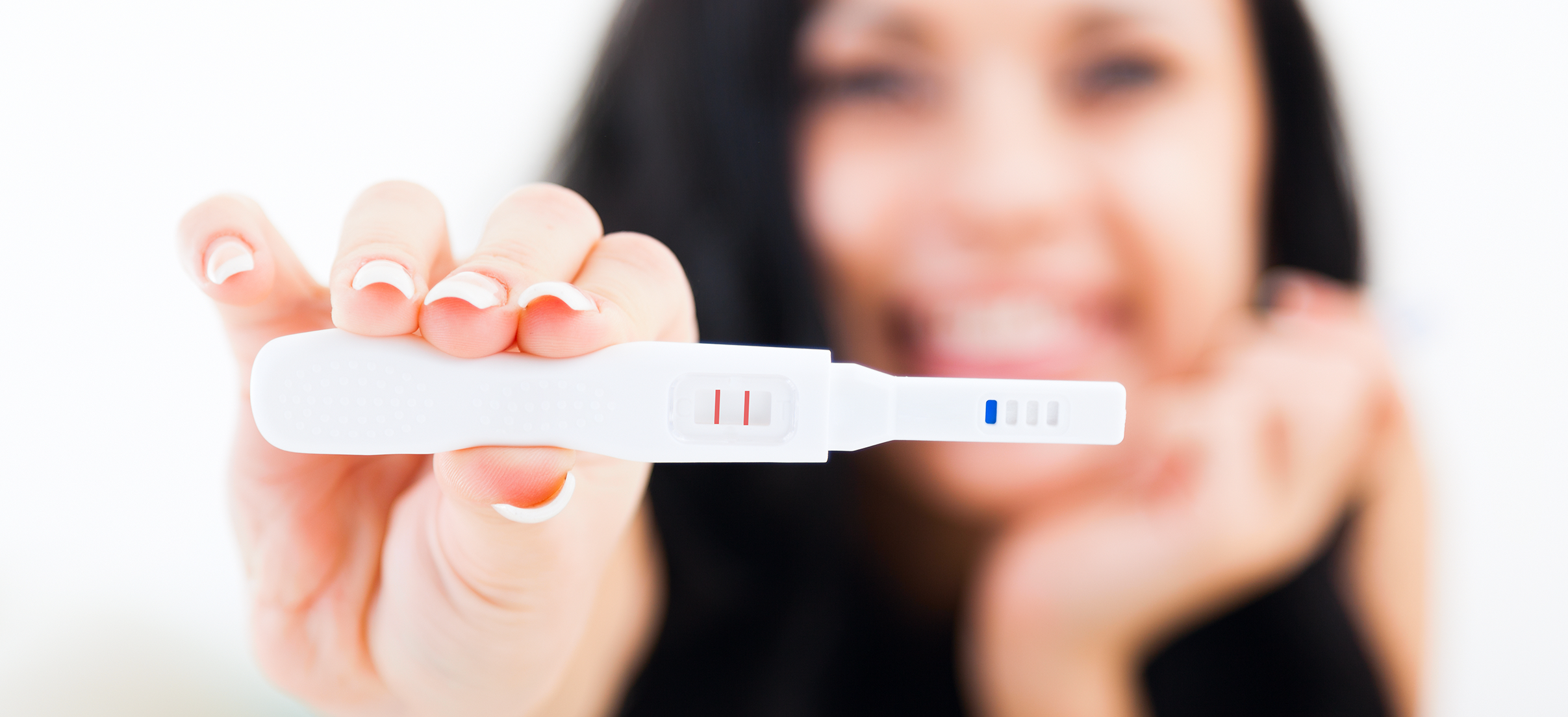 Тест диагностика беременности. Тест на беременность. Женщина с тестом на беременность. Женщина с положительным тестом. Девушка показывает тест на беременность.