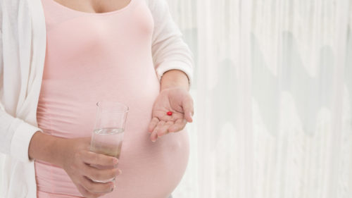 pregnant-woman-taking-supplement
