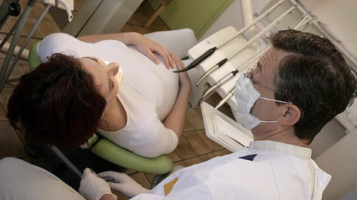 У беременной после удаления зуба болит десна