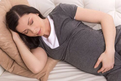 Как правильно спать при беременности в первом триместре