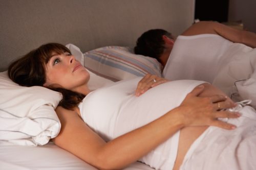 При беременности как правильно спать чтобы живот не болел