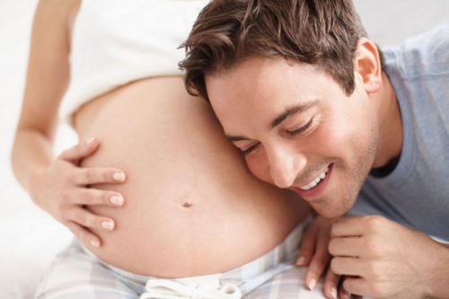 Во сколько недель беременности малыш начинает шевелиться