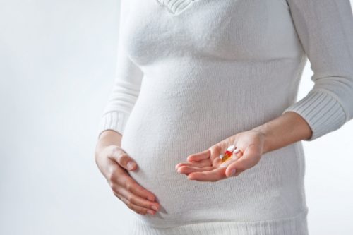 Почему кал черного цвета у женщины во время беременности
