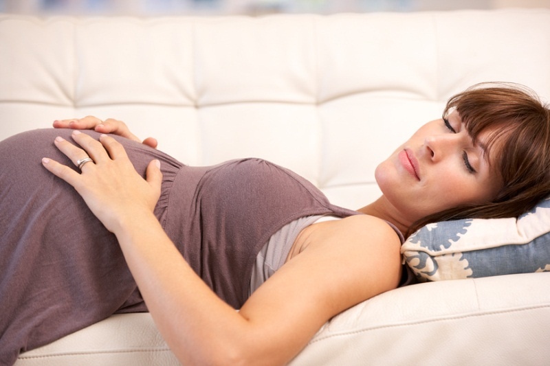 Можно ли спать на спине при беременности. Когда нельзя спать на спине во время беременности, чем опасно