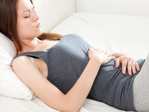 Почему идет менструация в первый месяц