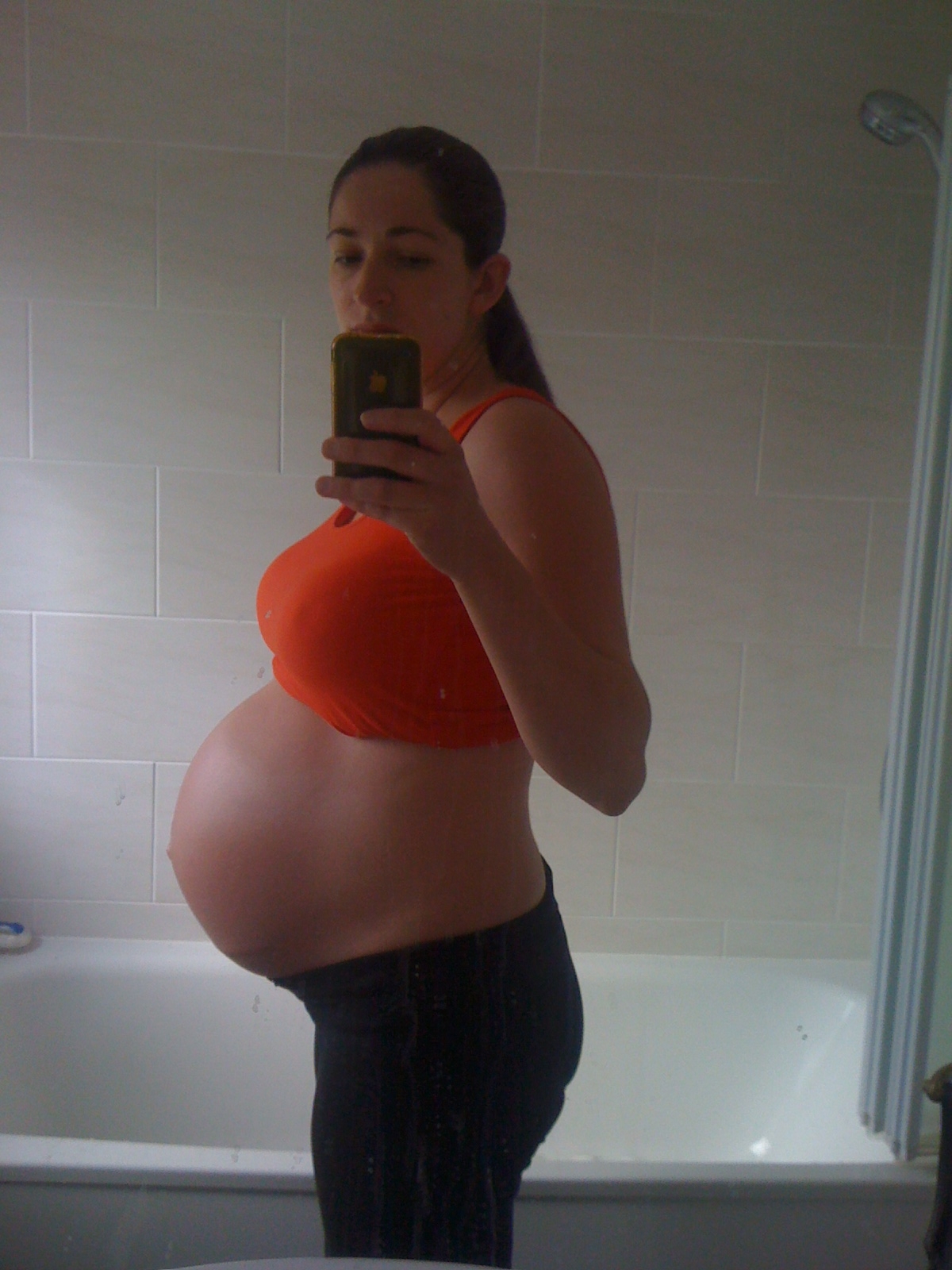 Каменеет живот на 40 неделе. Круглые животы у беременных. Овальный живот. Живот на 40 неделе беременности.