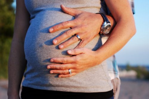 Во время беременности можно гладить живот