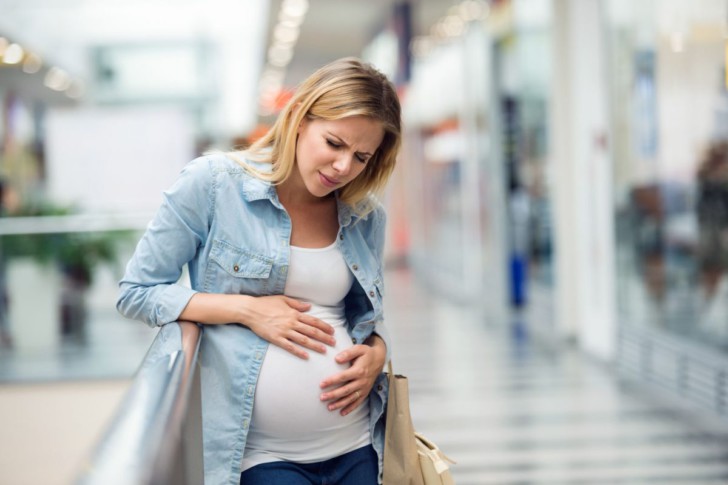 Почему крутит живот при беременности на ранних и поздних сроках. Что делать, если крутит низ живота во время беременности