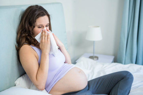 Почему когда беременная чихает болит живот
