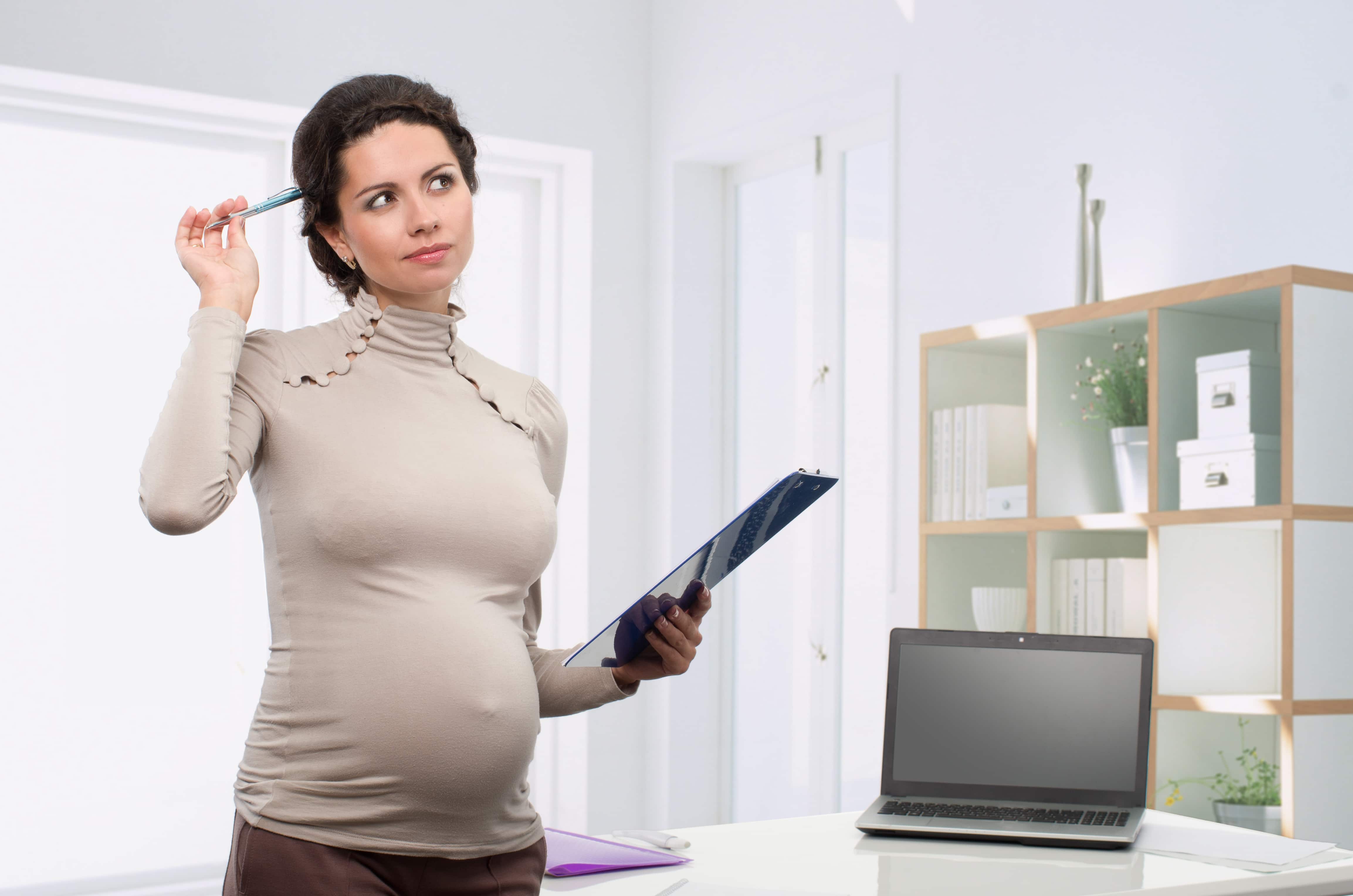 Беременность бухгалтера. Беременные женщины. Женщина в офисе.