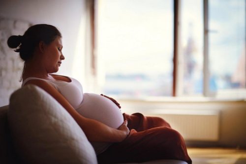 Почему бросает в пот при беременности